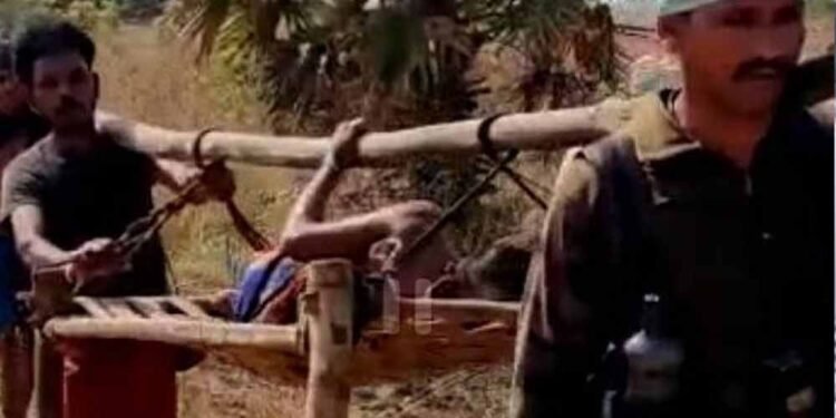 Dantewada में जवान बने फरिश्ता: गर्भवती महिला को सुरक्षित अस्पताल पहुंचाया