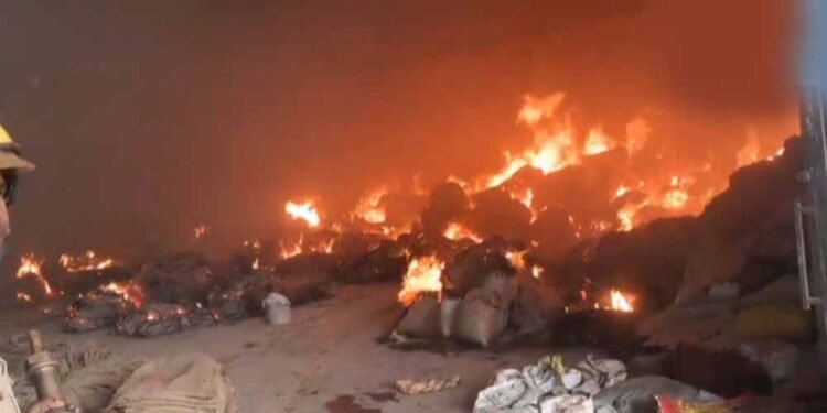कांकेर राइस मिल में भीषण आग: लाखों का धान और बारदाना जलकर खाक