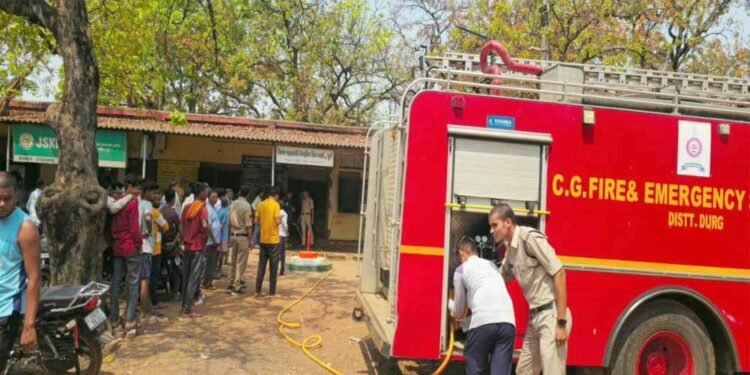 जिला सहकारी बैंक में आग का कहर: शॉर्ट सर्किट से कंप्यूटर और दस्तावेज जलकर खाक