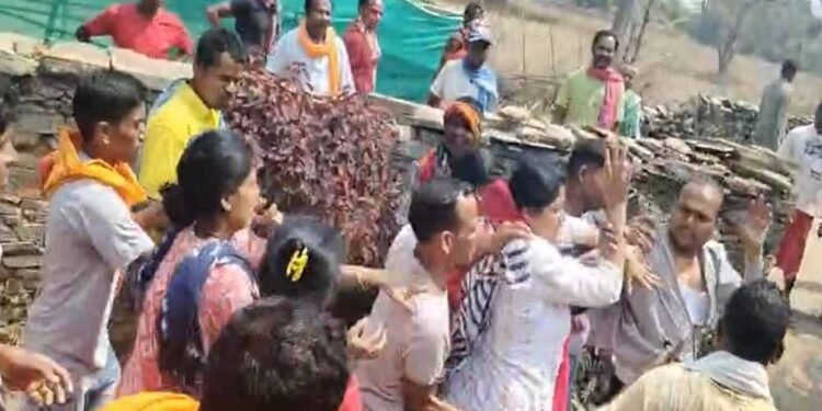 बस्तर में बाहरी परिवार को लेकर विवाद, धर्म प्रचार के आरोप में पास्टर से मारपीट