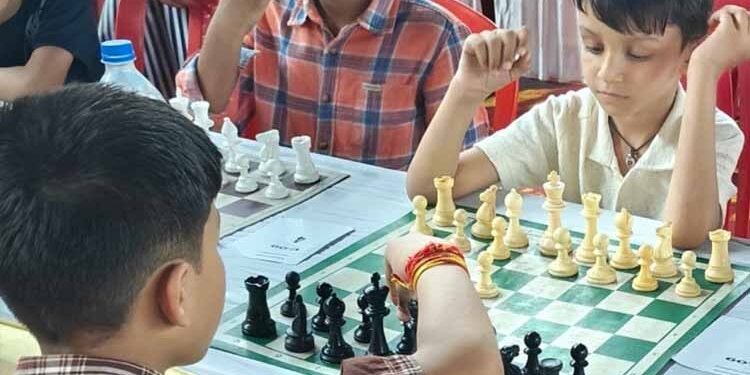 नक्सलगढ़ के युवा चमके: शतरंज में अंडर-15 में मयंक, अंडर-11 में अयांश ने जीता खिताब