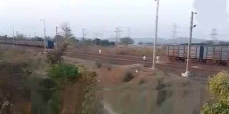 बिलासपुर-कटनी रेल सेक्शन पर बड़ा हादसा टला: मालगाड़ी की कपलिंग टूटी, 25 डिब्बे हुए अलग