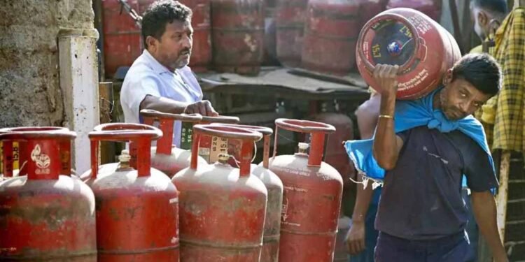 बिना राशन कार्ड भी मिलेगा गैस सिलेंडर! प्रवासी, मजदूर और छात्रों को बड़ी राहत