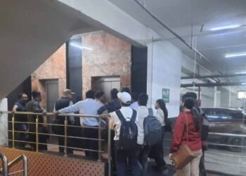 करेंसी टावर में लिफ्ट फेल, सुरक्षा पर सवाल: IAS के बाद अब कांग्रेस नेता भी फंसे