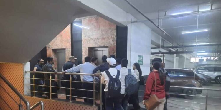 करेंसी टावर में लिफ्ट फेल, सुरक्षा पर सवाल: IAS के बाद अब कांग्रेस नेता भी फंसे