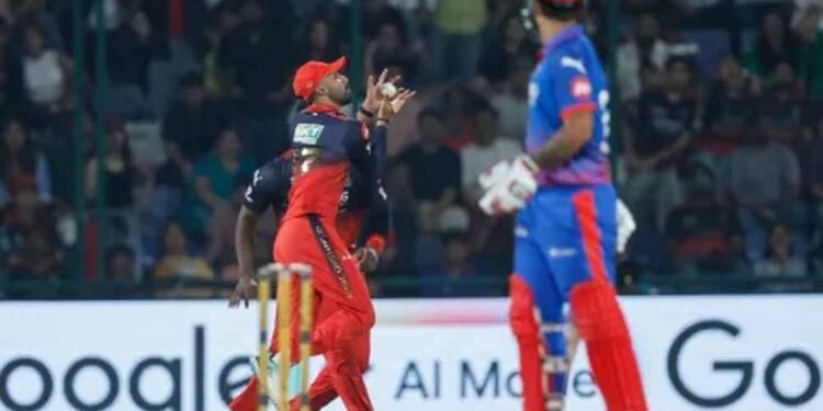 बेंगलुरु के गेंदबाजों का कहर, दिल्ली की टीम 75 रनों पर ढेर