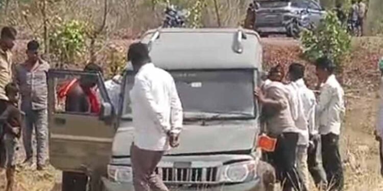 छतरपुर के डायल-112 हीरोज पिकअप पलटने से घायल 08 व्यक्तियों को त्वरित सहायता से पहुँचाया अस्पताल