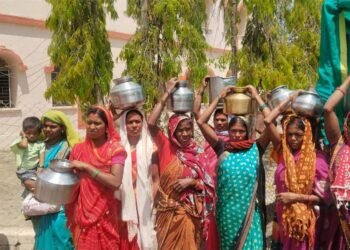 डिंडौरी में पानी का संकट चरम पर: नाले का पानी पी रहे ग्रामीण, खाली बर्तन लेकर पहुंचे जनसुनवाई में