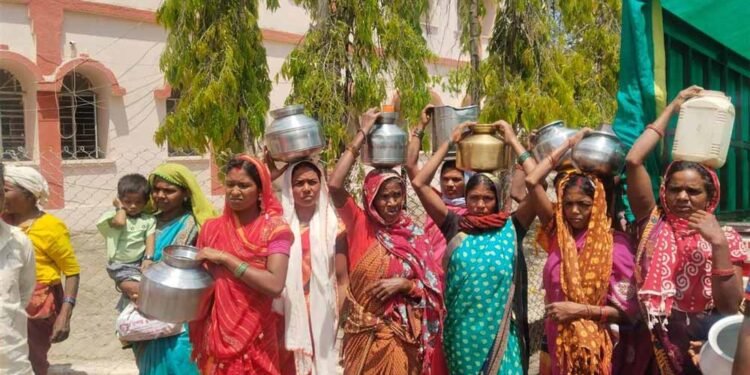 डिंडौरी में पानी का संकट चरम पर: नाले का पानी पी रहे ग्रामीण, खाली बर्तन लेकर पहुंचे जनसुनवाई में