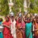 डिंडौरी में पानी का संकट चरम पर: नाले का पानी पी रहे ग्रामीण, खाली बर्तन लेकर पहुंचे जनसुनवाई में