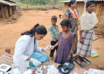 11 किमी की दूरी नहीं बनी बाधा, स्वास्थ्य टीम पहुंची लोहागांव के हर दरवाजे तक