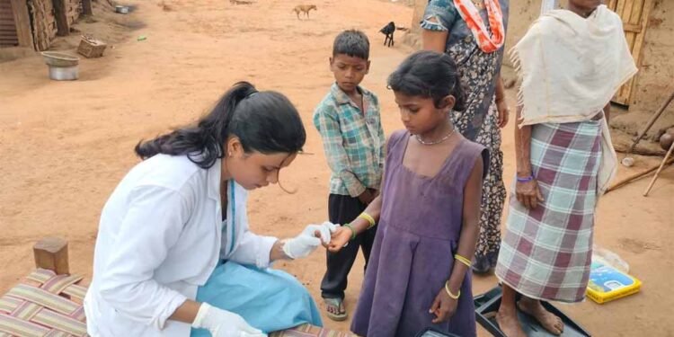 11 किमी की दूरी नहीं बनी बाधा, स्वास्थ्य टीम पहुंची लोहागांव के हर दरवाजे तक