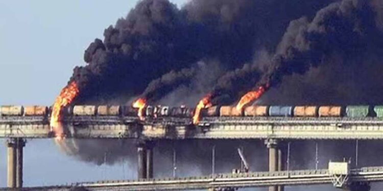 डेडलाइन से पहले ही हमला: Donald Trump की चेतावनी के बीच ईरान के हाईवे-रेलवे पुल बने निशाना, कई शहरों में अटैक