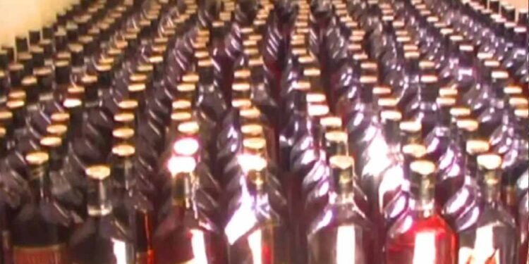 मुरैना में नाला शराब से भर गया, नजारा देखकर लोग हुए दंग