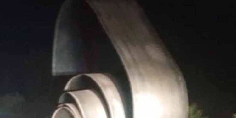 इंदौर में दर्दनाक हादसा: ट्रक से स्टील रोल गिरा, 5 वाहन टकराए, एक की मौत