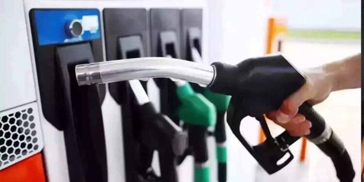 पेट्रोल-डीजल के दाम 25-28 रुपए तक बढ़ सकते हैं, आम आदमी को लगेगा बड़ा झटका: रिपोर्ट