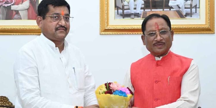 मुख्यमंत्री से उत्तरप्रदेश के राज्यमंत्री  रामकेश निषाद ने सौजन्य मुलाकात की