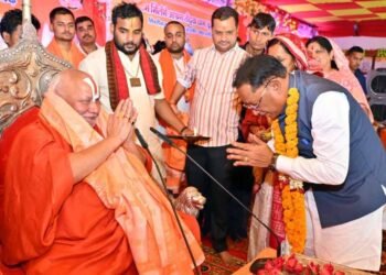 तेंदुवा धाम में राम कथा का भव्य शुभारंभ: मुख्यमंत्री  विष्णु देव साय ने लिया संतों का आशीर्वाद