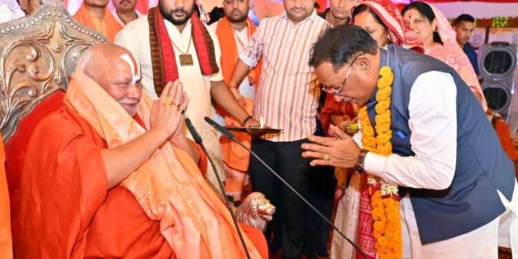 तेंदुवा धाम में राम कथा का भव्य शुभारंभ: मुख्यमंत्री  विष्णु देव साय ने लिया संतों का आशीर्वाद