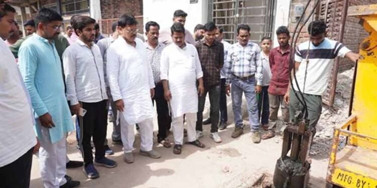 ऊर्जा मंत्री तोमर ने उपनगर ग्वालियर में नाला निर्माण एवं सीवर लाइन का किया निरीक्षण