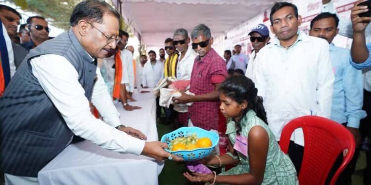 सुकमा की बेटी लावण्या को मिली नई मुस्कान, मुख्यमंत्री ने दिया आशीर्वाद