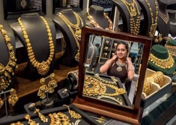 Gold-Silver Crash: 3 प्रमुख कारण, जिनसे चांदी 13,000 रुपये सस्ती और सोने में आई बड़ी गिरावट