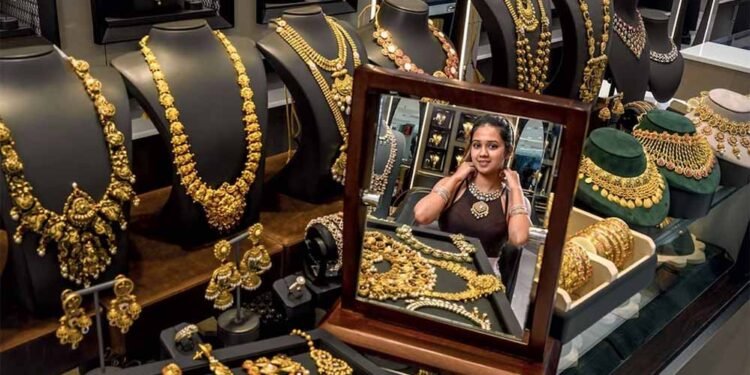 Gold-Silver Crash: 3 प्रमुख कारण, जिनसे चांदी 13,000 रुपये सस्ती और सोने में आई बड़ी गिरावट