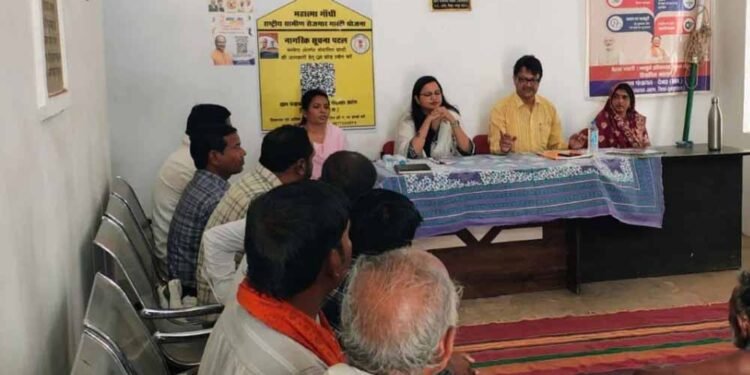 विशेष ग्राम सभा में ग्रामवासियों को जनगणना के सम्बन्ध किया जा रहा है जागरुक