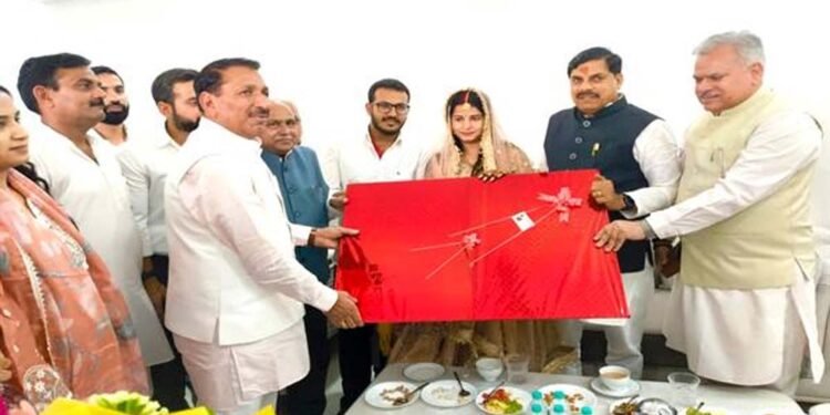 मुख्यमंत्री डॉ. यादव ने कृषि मंत्री के निवास पर पहुंचकर वर-वधू को दिया आशीर्वाद