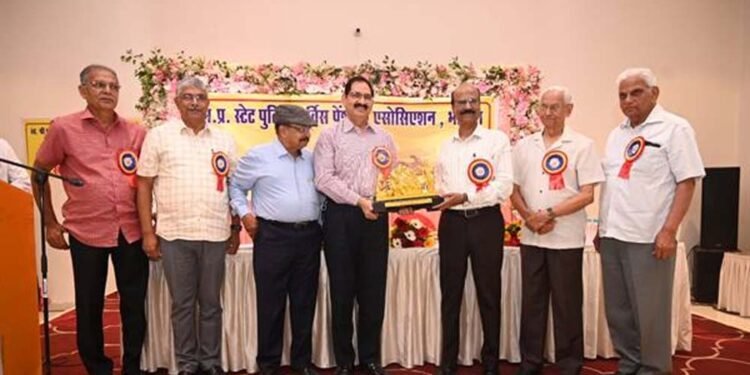 “सेवा निवृत्ति के बाद भी  सेवा का जज़्बा हमेशा जीवित रहता है” — डीजीपी कैलाश मकवाणा डीजीपी के मुख्य आतिथ्य में हुआ 41वां वरिष्ठ सदस्य एवं मेधावी छात्र-छात्रा सम्मान समारोह