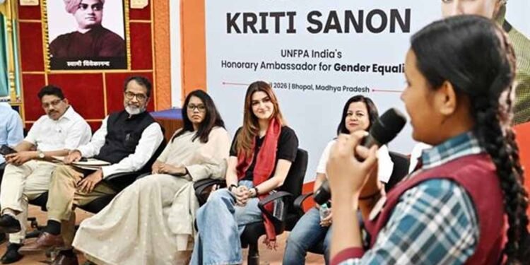 यूएनएफपीए एंबेसेडर कृति सेनन ने विद्यार्थियों से किया संवाद, जेंडर इक्वैलिटी का दिया संदेश