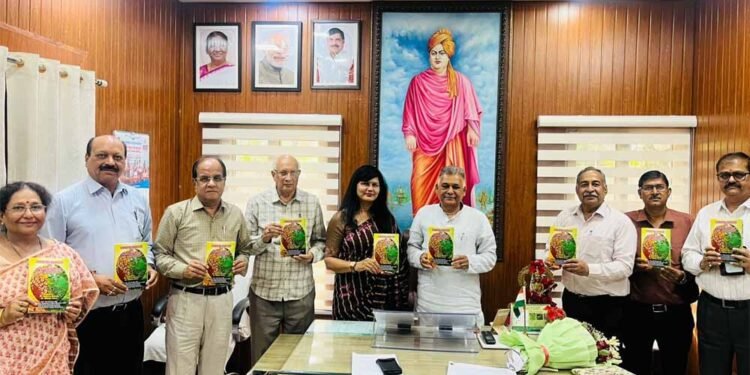 मंत्री परमार ने क्लाइमेट चेंज एंड बायोडायवर्सिटी विषयक राष्ट्रीय वेबीनार पर आधारित पुस्तिका का किया विमोचन