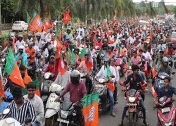 बंगाल में बाइक रैली पर सख्ती: पीछे बैठना भी पड़ा भारी, चुनाव आयोग का बड़ा फैसला