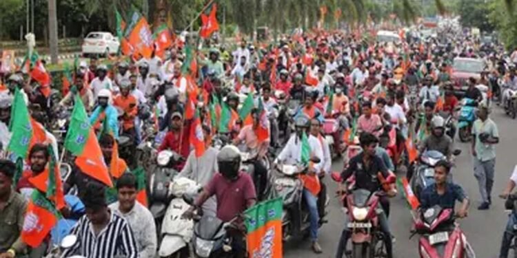 बंगाल में बाइक रैली पर सख्ती: पीछे बैठना भी पड़ा भारी, चुनाव आयोग का बड़ा फैसला