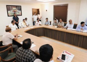 पेयजल और सीवरेज लाइन निर्माण की कठिनाईयां समन्वय से करें दूर : उप मुख्यमंत्री शुक्ल