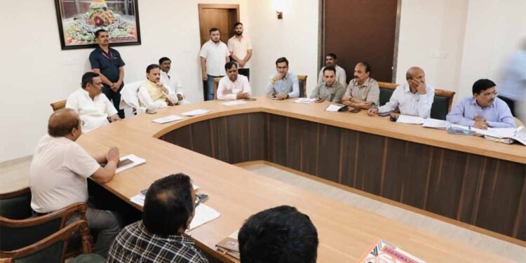 पेयजल और सीवरेज लाइन निर्माण की कठिनाईयां समन्वय से करें दूर : उप मुख्यमंत्री शुक्ल