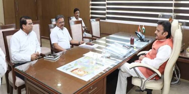 स्वास्थ्य सेवाओं को सुदृढ़ बनाने भर्ती प्रक्रियाओं को प्राथमिकता के साथ समय पर करें पूर्ण: उप मुख्यमंत्री  शुक्ल