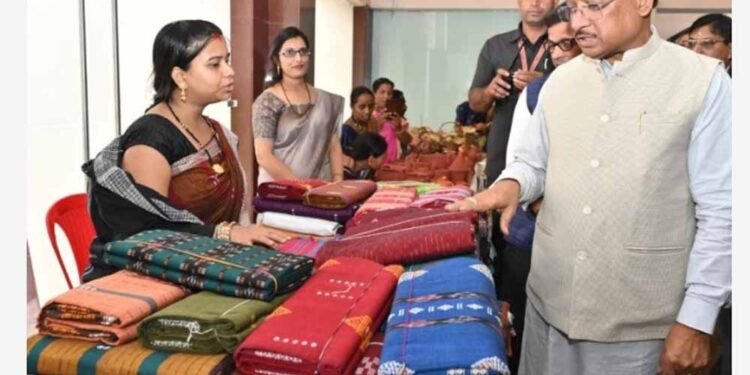 हाथ करघे से कमाई तक- ग्राम नारी की महिलाओं की सफलता का राज