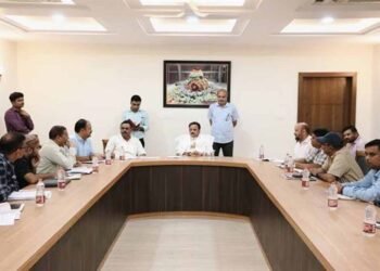 निर्माण बाधाओं को दूर कर किसानों के खेतों तक पानी पहुँचाने के दिए निर्देश : उप मुख्यमंत्री शुक्ल