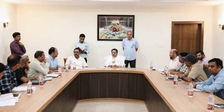 निर्माण बाधाओं को दूर कर किसानों के खेतों तक पानी पहुँचाने के दिए निर्देश : उप मुख्यमंत्री शुक्ल