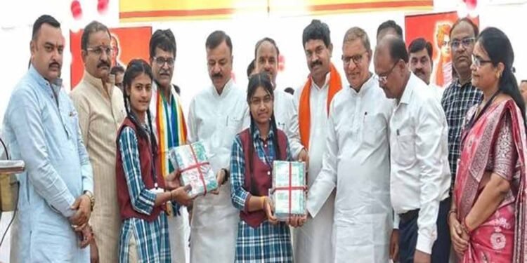 नवीन शिक्षा नीति विद्यार्थियों को रोजगारमूलक शिक्षा प्रदान करने और संस्कृति एवं पारिवारिक मूल्यों से जोड़ने का कर रही है कार्य : स्कूल शिक्षा मंत्री सिंह