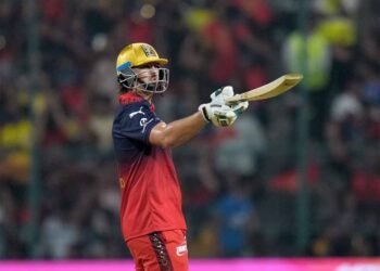 रॉयल चैलेंजर्स बैंगलोर की आधी टीम पवेलियन लौटी, टिम डेविड आउट—अक्षर पटेल का कमाल