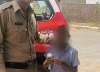 उज्जैन के डायल-112 हीरोज घर की राह भटके मानसिक रूप से अस्वस्थ बालक को सुरक्षित संरक्षण में लेकर थाने पहुँचाया