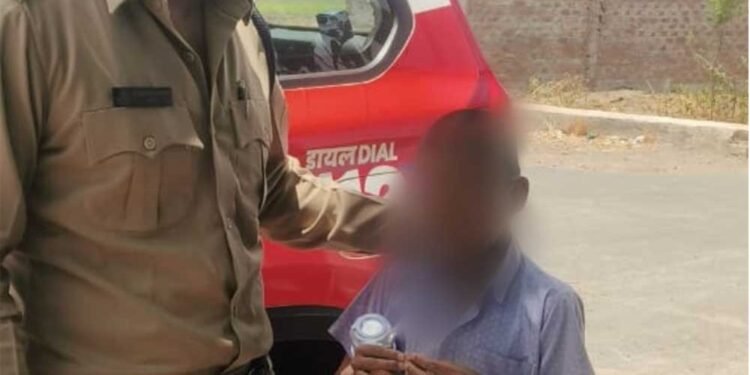 उज्जैन के डायल-112 हीरोज घर की राह भटके मानसिक रूप से अस्वस्थ बालक को सुरक्षित संरक्षण में लेकर थाने पहुँचाया
