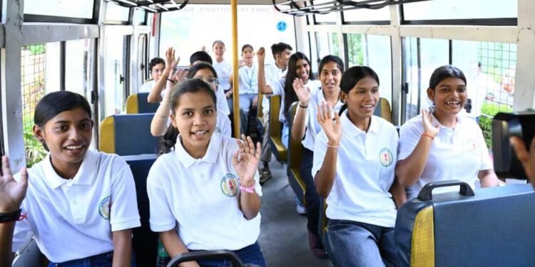 मुख्यमंत्री विष्णुदेव साय की पहल से मेधावी विद्यार्थियों ने लिया आईपीएल मैच का रोमांच