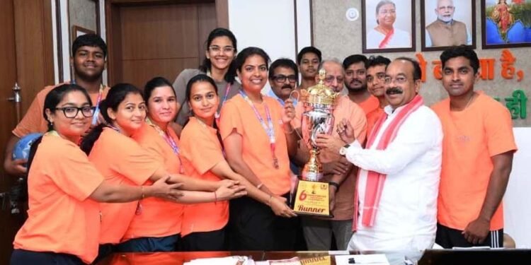 उप मुख्यमंत्री अरुण साव से फेडरेशन कप मिक्स्ड नेटबॉल चैंपियनशिप में रजत पदक जीतने वाले खिलाड़ियों ने की मुलाकात