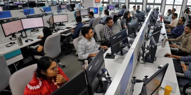 MP में सरकारी कर्मचारियों की अटेंडेंस पर सख्ती, सीट छोड़ते ही लगेगी ‘शॉर्ट लीव’