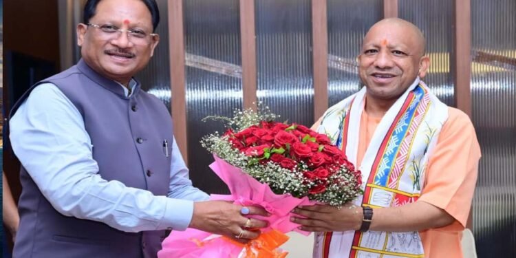 मुख्यमंत्री ने उत्तर प्रदेश के मुख्यमंत्री योगी आदित्यनाथ का किया आत्मीय स्वागत
