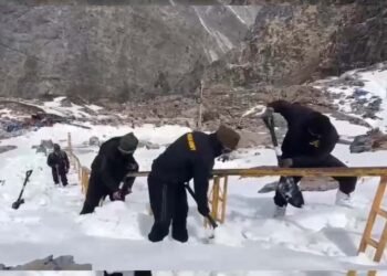 हेमकुंड साहिब में बिछी सफेद चादर, बर्फ काटकर रास्ता बनाने में जुटी सेना