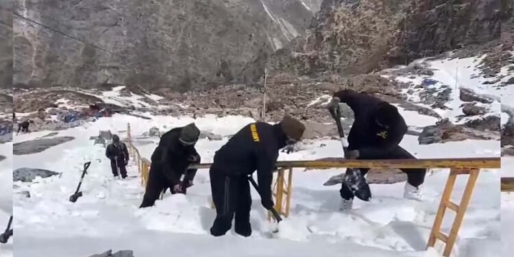 हेमकुंड साहिब में बिछी सफेद चादर, बर्फ काटकर रास्ता बनाने में जुटी सेना